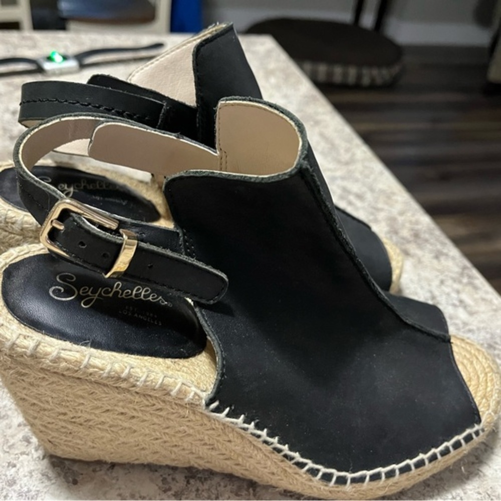 Beautiful size 7 Seychelles! Barely worn purchased at a boutique in Banff